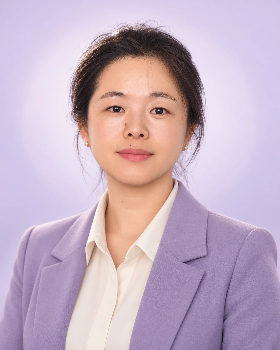 张莹玉的个人品牌肖像,身穿雾紫色西装,神情温和自然